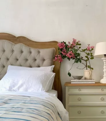 Cabecero romántico en blanco y dorado cama de 150 cm
