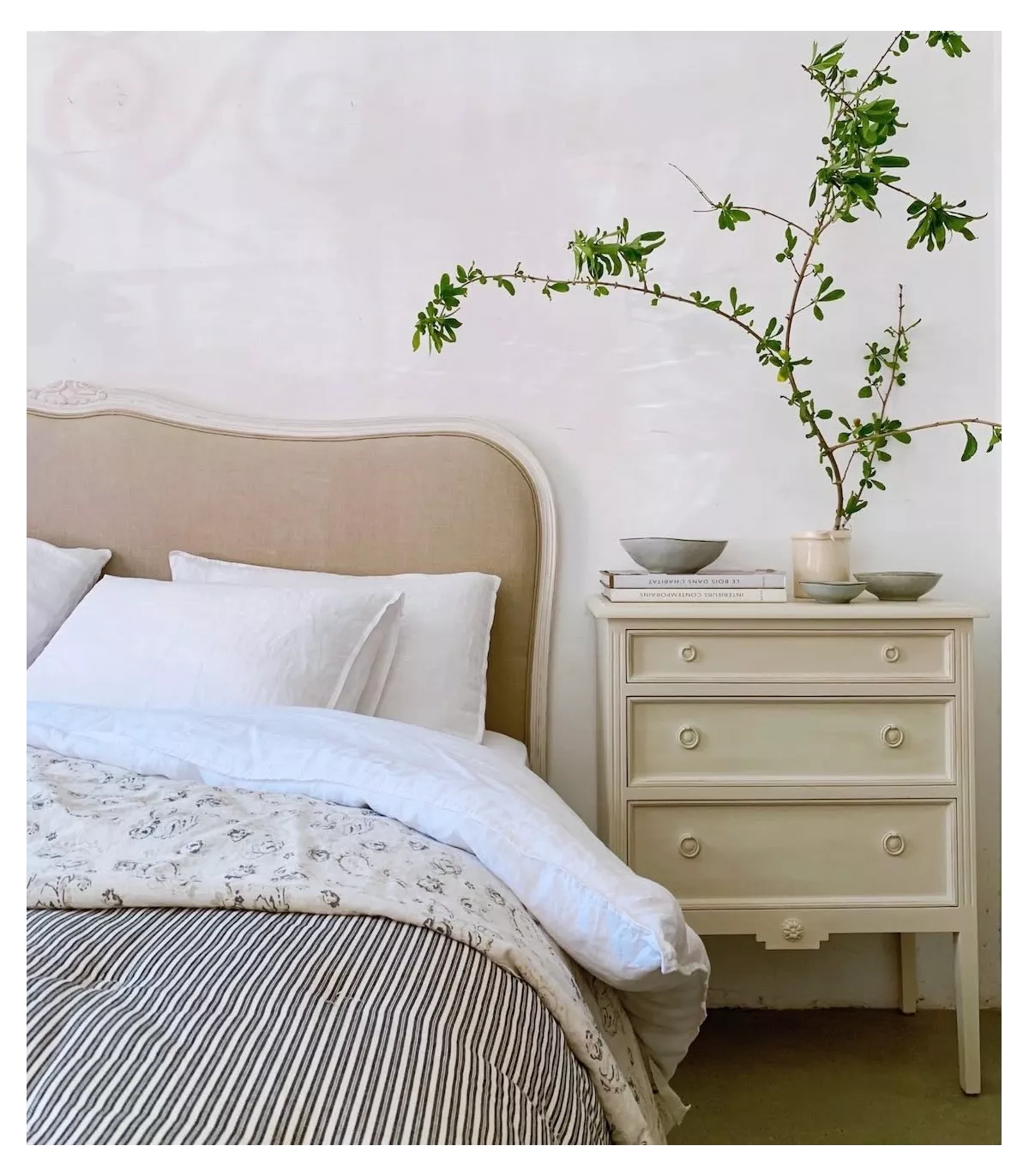 Cabecero romántico en blanco y dorado cama de 150 cm
