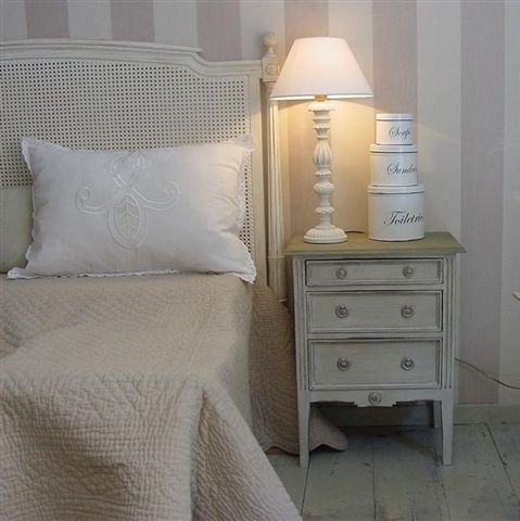 Cabecero de forja en color blanco para dormitorio romántico